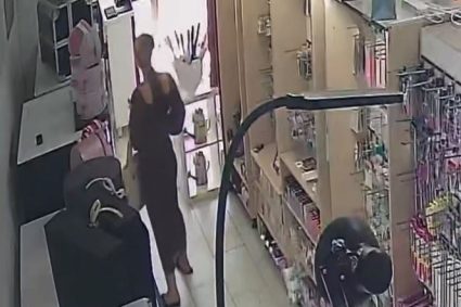 VIDEO. La Cluj, femeile elegante pot fura fără scrupule?! Ce a sustras o tânără dintr-un magazin: A fost surprinsă de camerele de supraveghere!