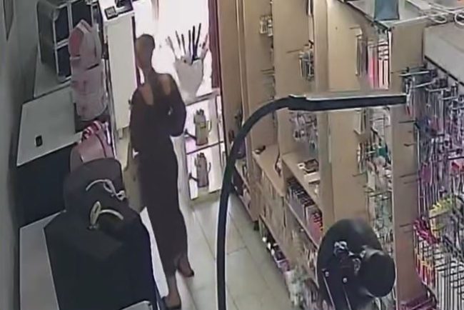 video la cluj femeile elegante pot fura fara scrupule ce a sustras o tanara dintr un magazin a fost surprinsa de camerele de supraveghere