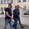 video liderul spiritual al unei secte din cluj arestat pentru agresiuni si abuzuri asupra minorelor mascatii au intervenit in forta