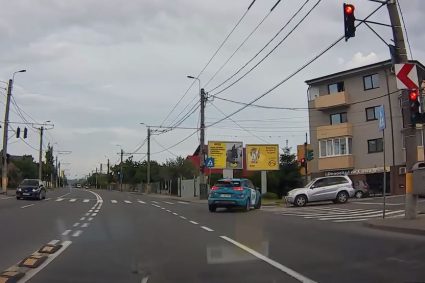 VIDEO. Manevră neașteptată într-o intersecție din Cluj-Napoca. Șoferul unei mașini de ride-sharing, aproape de un accident.