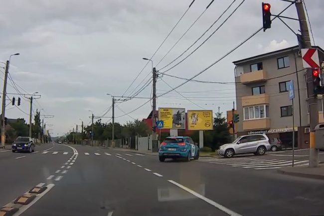 video manevra neasteptata intr o intersectie din cluj napoca soferul unei masini de ride sharing aproape de un accident