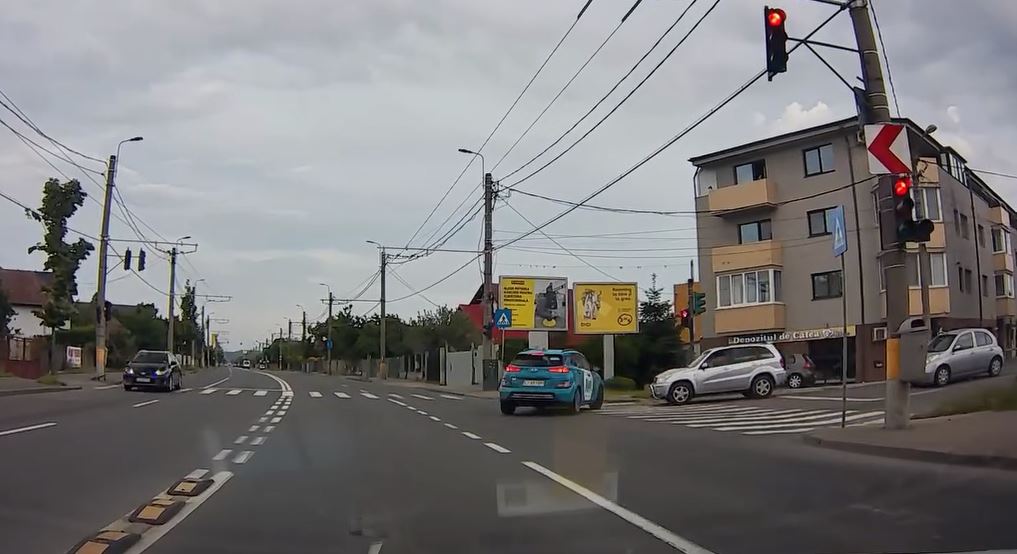 video manevra neasteptata intr o intersectie din cluj napoca soferul unei masini de ride sharing aproape de un accident