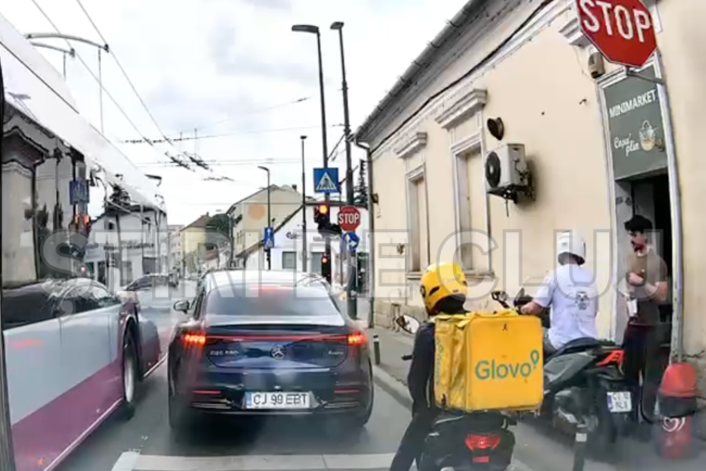 video un clujean a fost aproape lovit pe trotuar de un scuterist care nu s a asigurat mai era putin si ii rupea picioarele