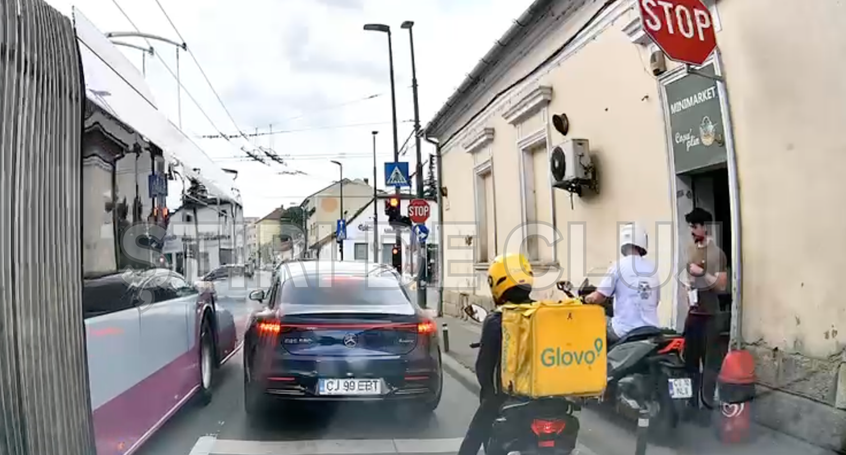 video un clujean a fost aproape lovit pe trotuar de un scuterist care nu s a asigurat mai era putin si ii rupea picioarele