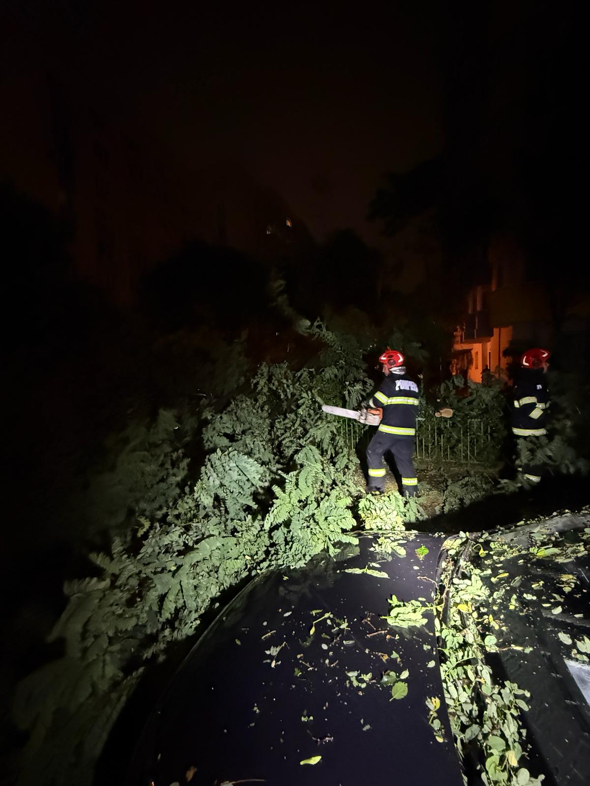 ANM Bucurestiul ramane sub atentionare Cod portocaliu si galben de ploi torentiale si vant puternic