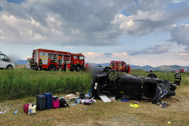 Accident pe Drumul Mortii Cluj Oradea recent Cinci raniti dintre care doi copii Un barbat a ramas blocat in vehicul Traficul este complet oprit