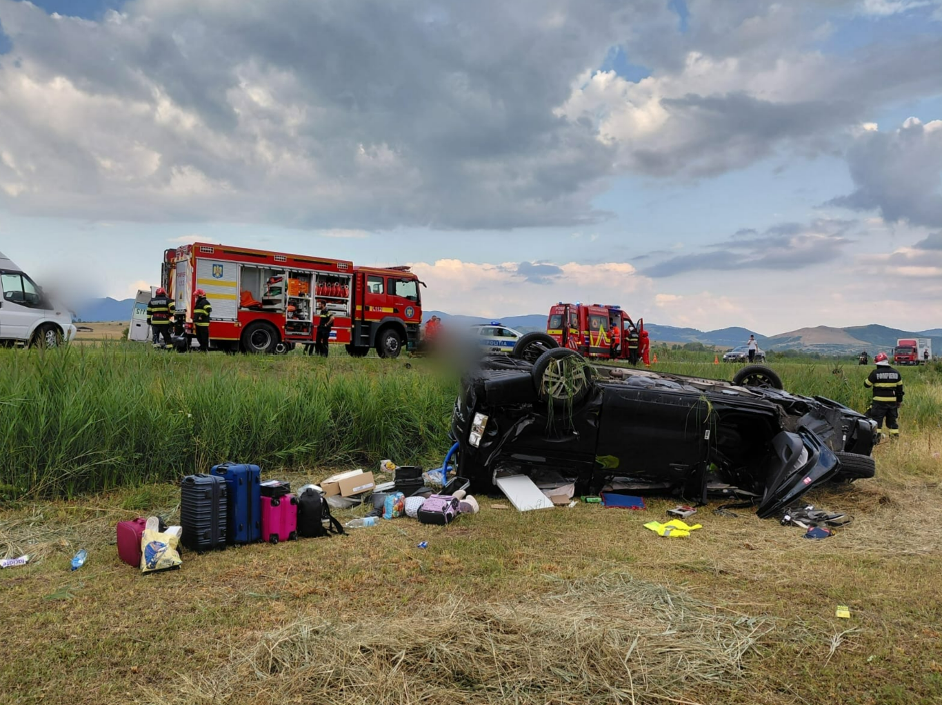Accident pe Drumul Mortii Cluj Oradea recent Cinci raniti dintre care doi copii Un barbat a ramas blocat in vehicul Traficul este complet oprit