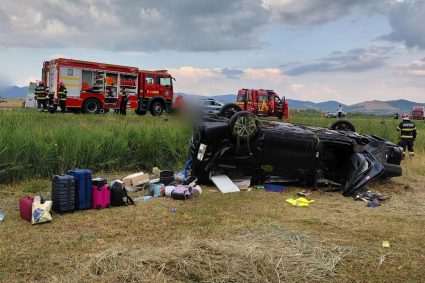 Accident serious la ieșirea din Huedin spre Oradea: un bărbat încarcerat după ce mașina s-a răsturnat, cinci persoane rănite.