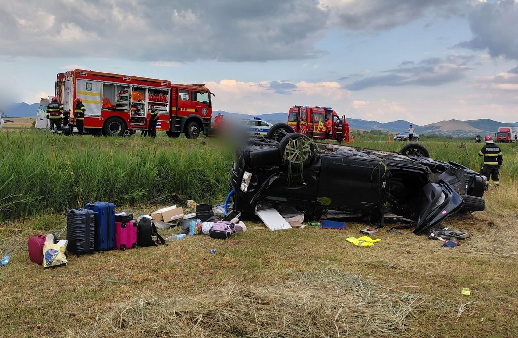 Accident serios la iesirea din Huedin spre Oradea un barbat incarcerat dupa ce masina s a rasturnat cinci persoane ranite