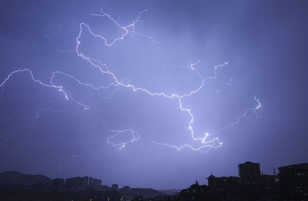 Alerte rosii de furtuna in trei judete din transilvania