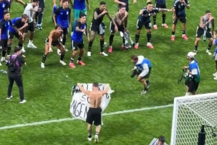 Argentina riscă sancțiuni din partea FIFA după un gest imediat după victoria în fața Angliei. Mesajul care a stârnit controverse