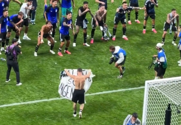 Argentina risca sanciuni din partea FIFA dupa un gest imediat dupa victoria in faa Angliei Mesajul care a strnit controverse