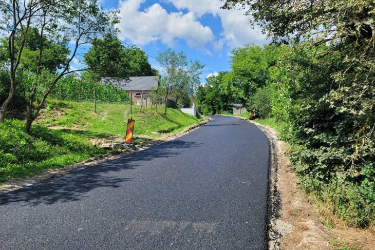 Asfalt nou pe o artera din Cluj Drumul spre satul de piatra a fost modernizat radical de Consiliul Judetean