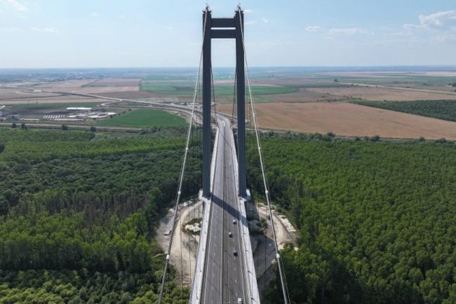 Asfaltare pe Podul Suspendat de peste Dunare in apropierea Brailiei