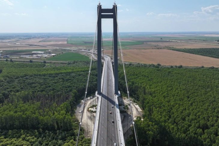 Asfaltare pe Podul Suspendat de peste Dunare in apropierea Brailiei
