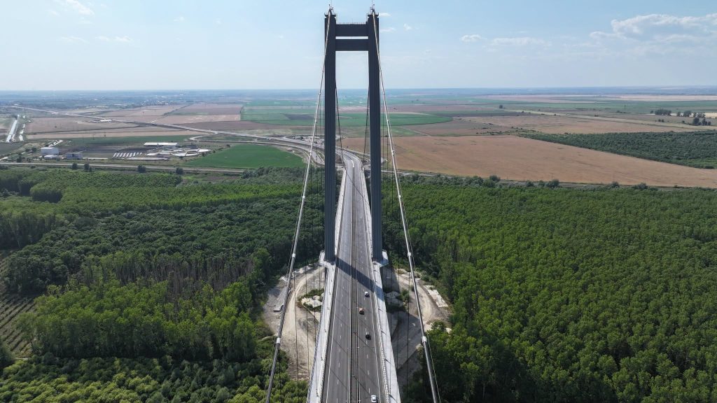 Asfaltare pe Podul Suspendat de peste Dunare in apropierea Brailiei