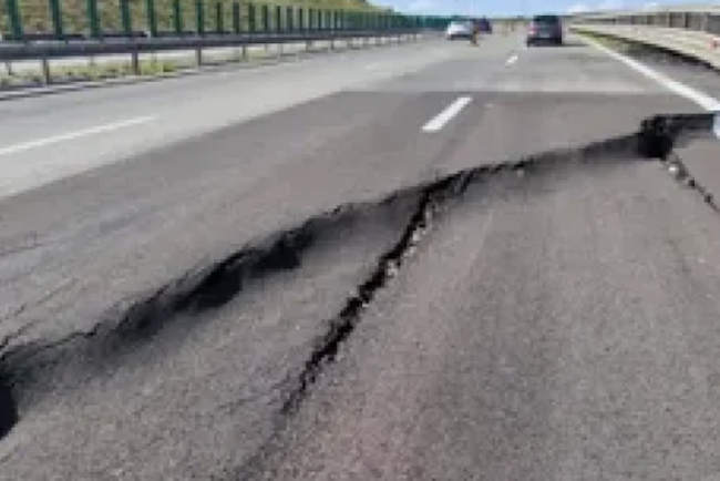 Autostrada A10 va fi inchisa complet pe 17 kilometri soferii vor fi redirectionati pe DN 1 dupa ce terenul de la km 66 a cedat si mai mult