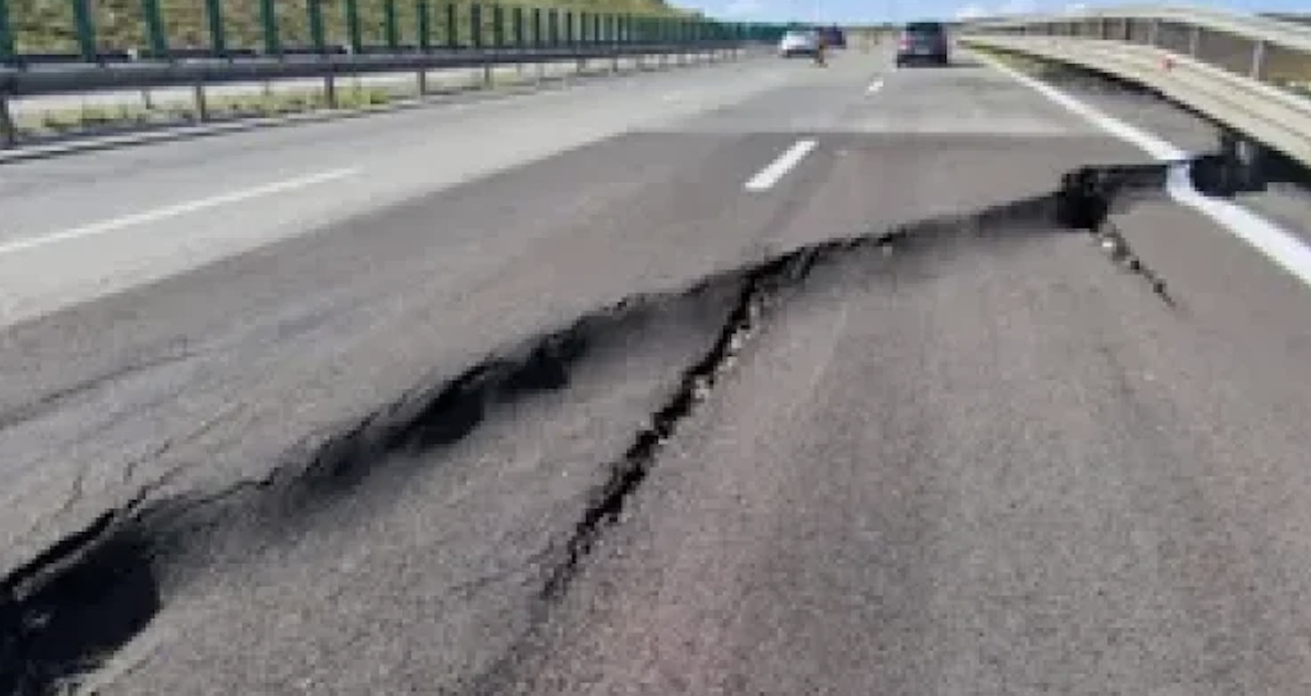 Autostrada A10 va fi inchisa complet pe 17 kilometri soferii vor fi redirectionati pe DN 1 dupa ce terenul de la km 66 a cedat si mai mult