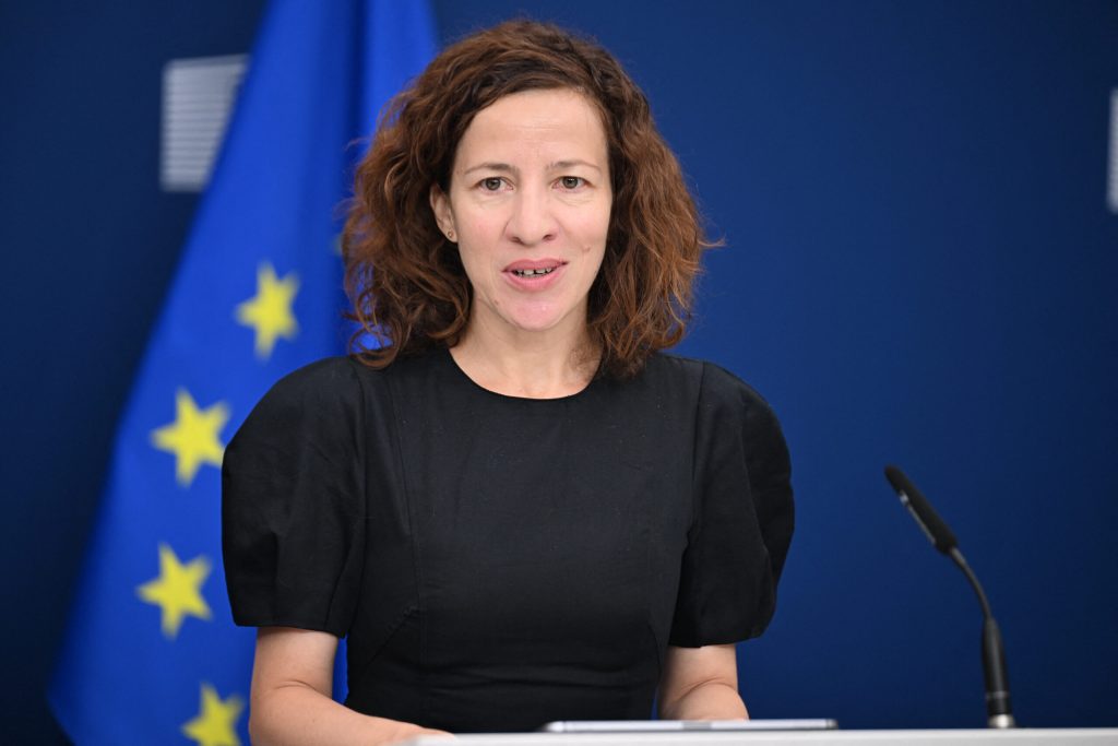 Bruxelles ul a adoptat noile reglementari privind certificatele de emisii Roxana Minzatu Europa se poate decarboniza fara a si inchide fabricile Ce beneficii are Romania