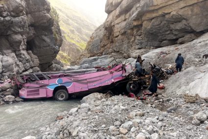 Cel puțin 40 de persoane au murit după ce un autobuz s-a prăbușit într-o prăpastie în Pakistan.