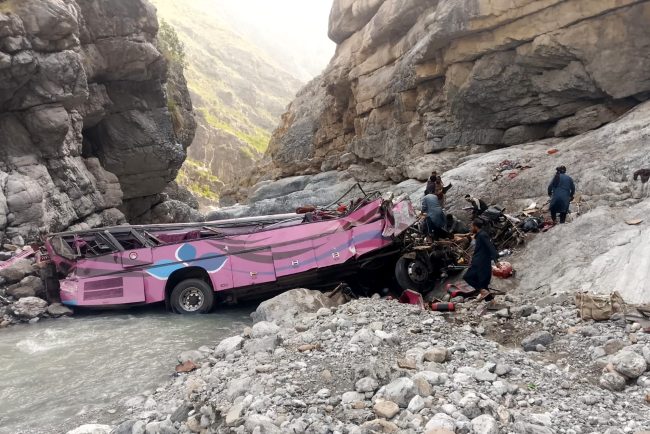 Cel puin 40 de persoane au murit dup ce un autobuz s a prbuit ntr o prpastie n Pakistan