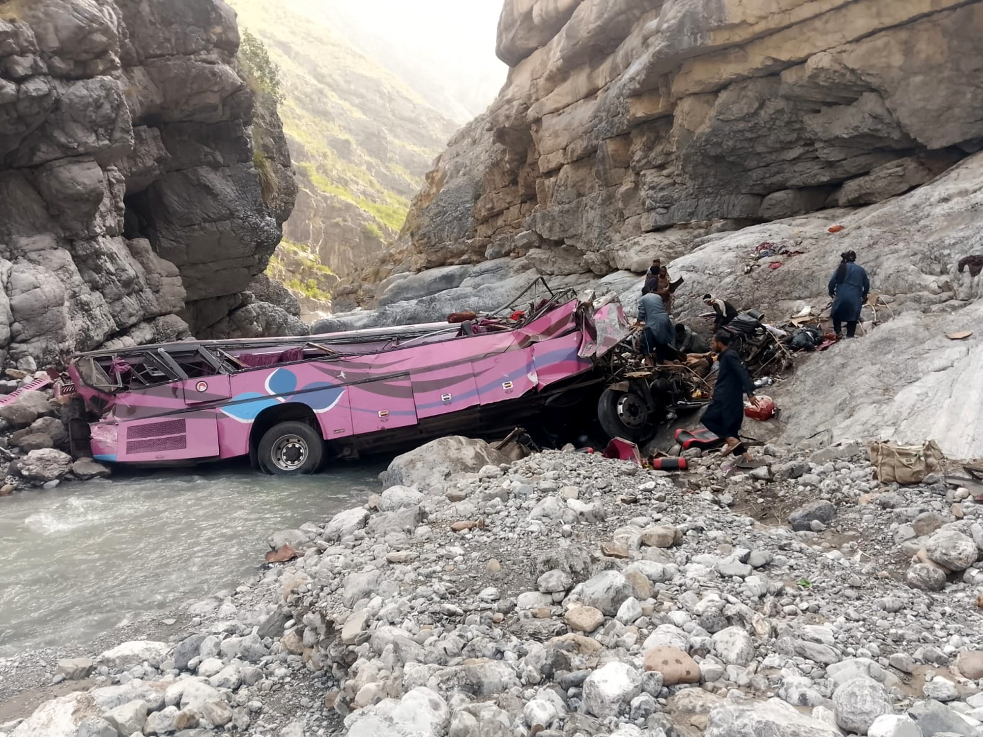 Cel puin 40 de persoane au murit dup ce un autobuz s a prbuit ntr o prpastie n Pakistan