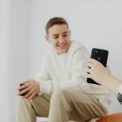 China interzice utilizarea iubitilor virtuali creati prin inteligenta artificiala pentru adolescenti