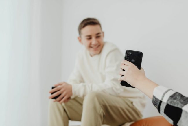 China interzice utilizarea iubitilor virtuali creati prin inteligenta artificiala pentru adolescenti