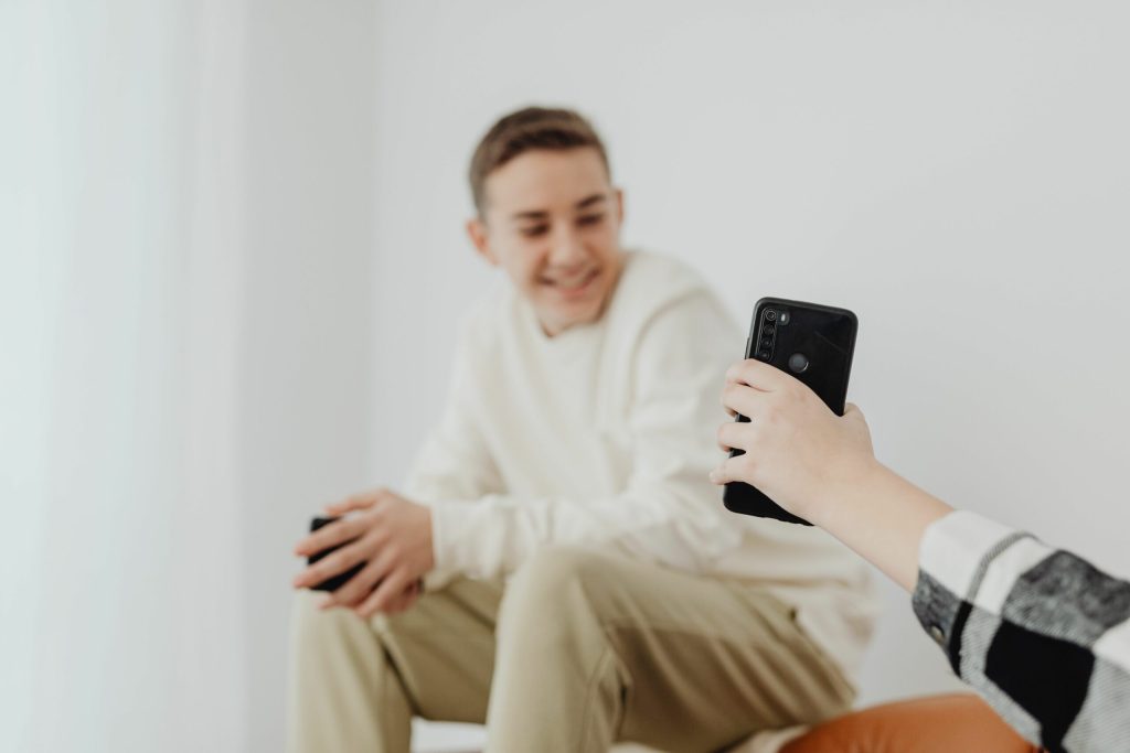 China interzice utilizarea iubitilor virtuali creati prin inteligenta artificiala pentru adolescenti
