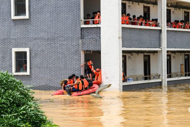 China se pregateste pentru un taifun puternic dupa o saptamana cu precipitatii abundente