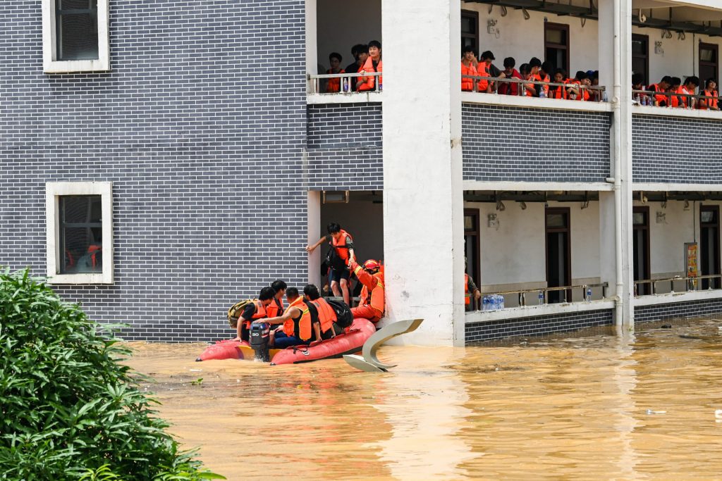 China se pregateste pentru un taifun puternic dupa o saptamana cu precipitatii abundente