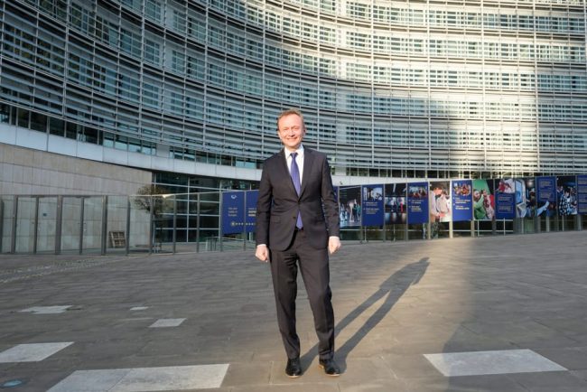Comisia Europeana evalueaza optunea trimiterii oficialilor in alte state pentru a lucra
