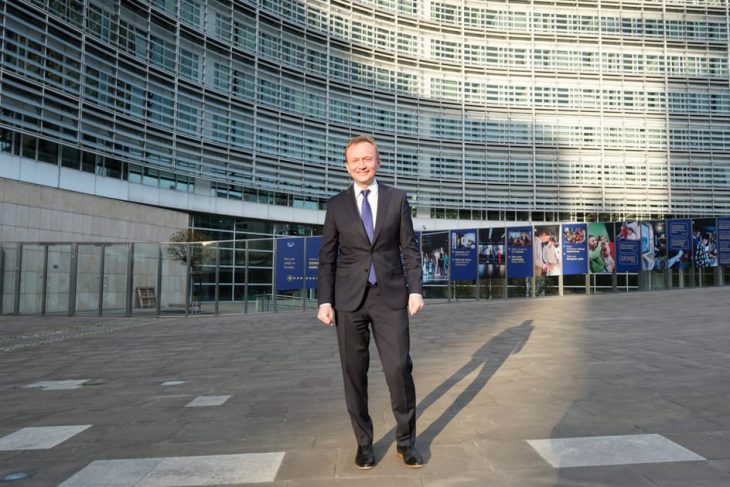 Comisia Europeana evalueaza optunea trimiterii oficialilor in alte state pentru a lucra