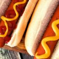 Cum a ajuns hot dog ul in clasa intai compania aeriana care transforma celebrul fast food intr un preparat de lux