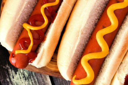Cum a ajuns hot dog-ul în clasa întâi. Compania aeriană care transformă celebrul fast-food într-un preparat de lux.
