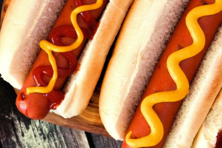 Cum a ajuns hot dog ul in clasa intai compania aeriana care transforma celebrul fast food intr un preparat de lux