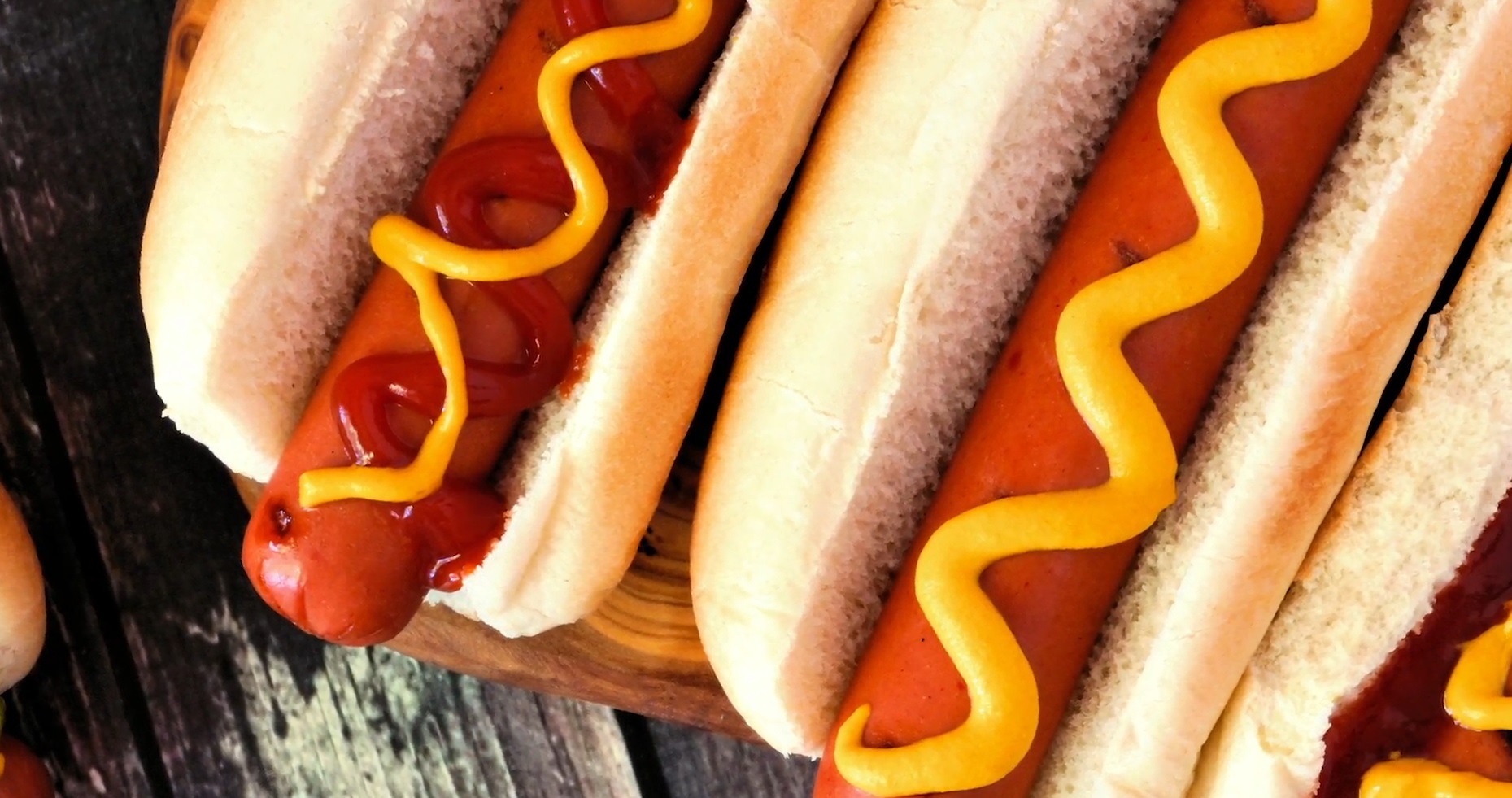 Cum a ajuns hot dog ul in clasa intai compania aeriana care transforma celebrul fast food intr un preparat de