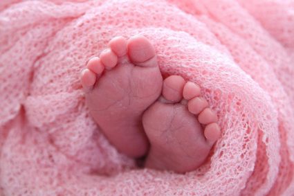 Cum a reușit o femeie din Sibiu să „adopte” o fetiță fără a fi însărcinată.