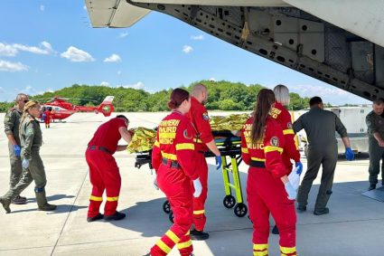 Doi tineri cu arsuri grave au fost transferați de urgență în Belgia și Germania, într-o misiune medicală complexă efectuată cu o aeronavă militară.