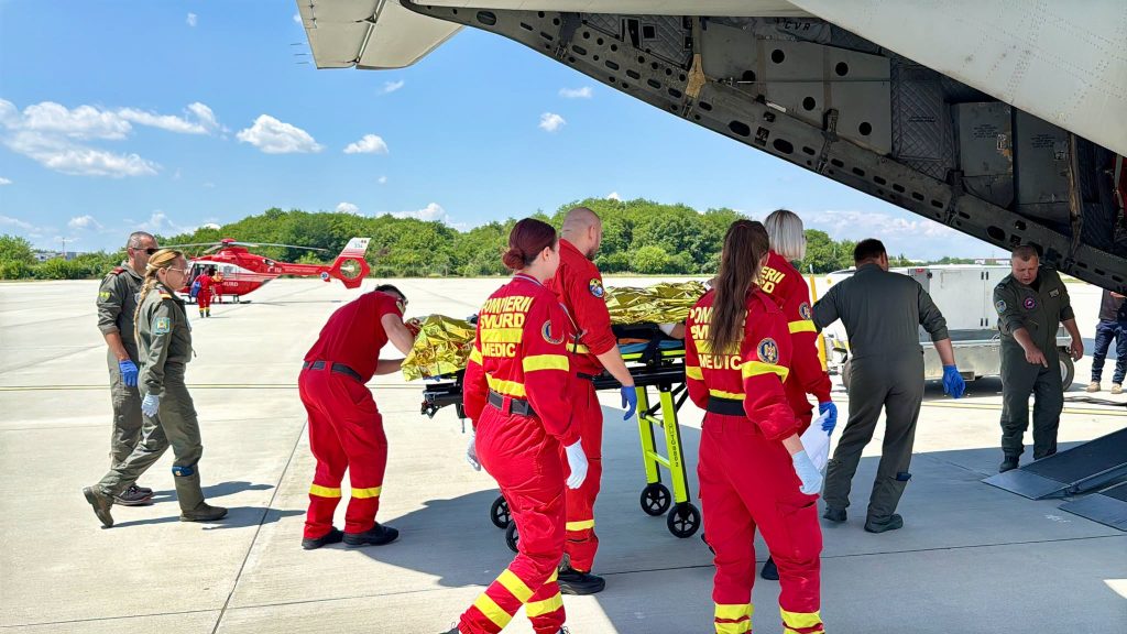 Doi tineri cu arsuri grave au fost transferati de urgenta in Belgia si Germania intr o misiune medicala complexa efectuata cu o aeronava militara
