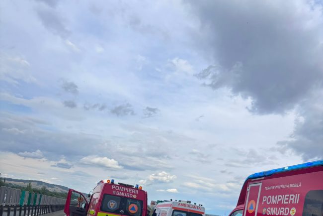 Doua accidente pe A1 in apropierea localitatii Cristian Patru persoane ranite in urma ciocnirii dintre un microbuz si doua autoutilitare