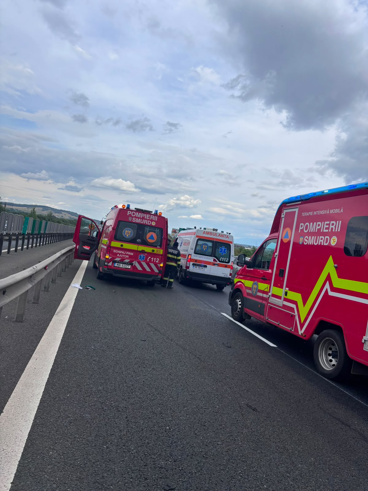 Doua accidente pe A1 in apropierea localitatii Cristian Patru persoane ranite in urma ciocnirii dintre un microbuz si doua autoutilitare
