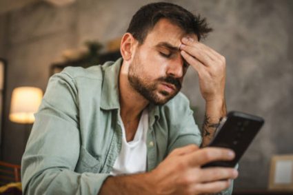 Escrocii trimit mesaje SMS cu amenzi rutiere false! Șoferii riscă să-și piardă banii din cont după un singur clic pe un link suspect.