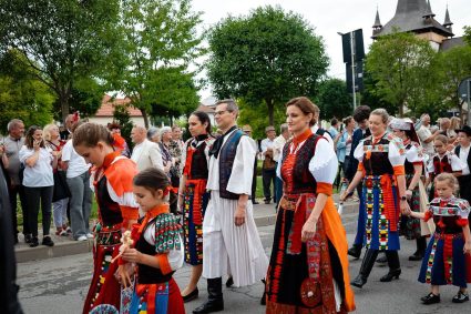FOTO. Parada care a impresionat un oraș din Cluj! Costume tradiționale au transformat orașul într-un adevărat spectacol de culoare.