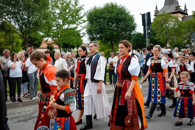FOTO Parada care a impresionat un oras din Cluj Costume traditionale au transformat orasul intr un adevrat spectacol de culoare