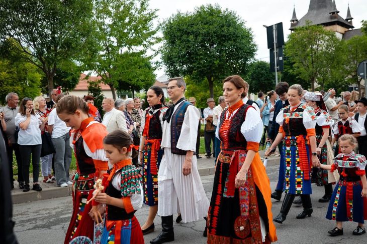 FOTO Parada care a impresionat un oras din Cluj Costume traditionale au transformat orasul intr un adevrat spectacol de culoare