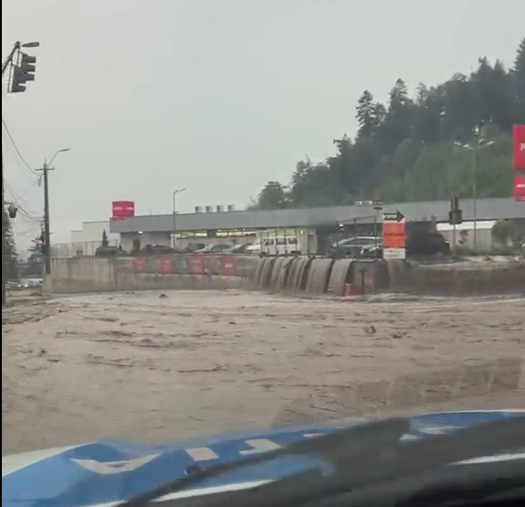 Fortes si echipamente suplimentare mobilizate in Busteni dupa inundatiile care au afectat zeci de case