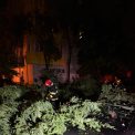 Haos in Bucuresti dupa furtuna Peste 1000 de interventii ale pompierilor in ultimele ore Statia de metrou Piata Victoriei 2 inchisa Pompierii au inotat pentru a interveni in Sectorul 1