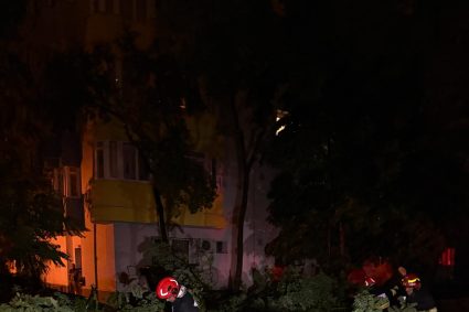 Haos în București după furtună: Peste 1.000 de intervenții ale pompierilor în ultimele ore / Stația de metrou Piața Victoriei 2, închisă / Pompierii au înotat pentru a interveni în Sectorul 1