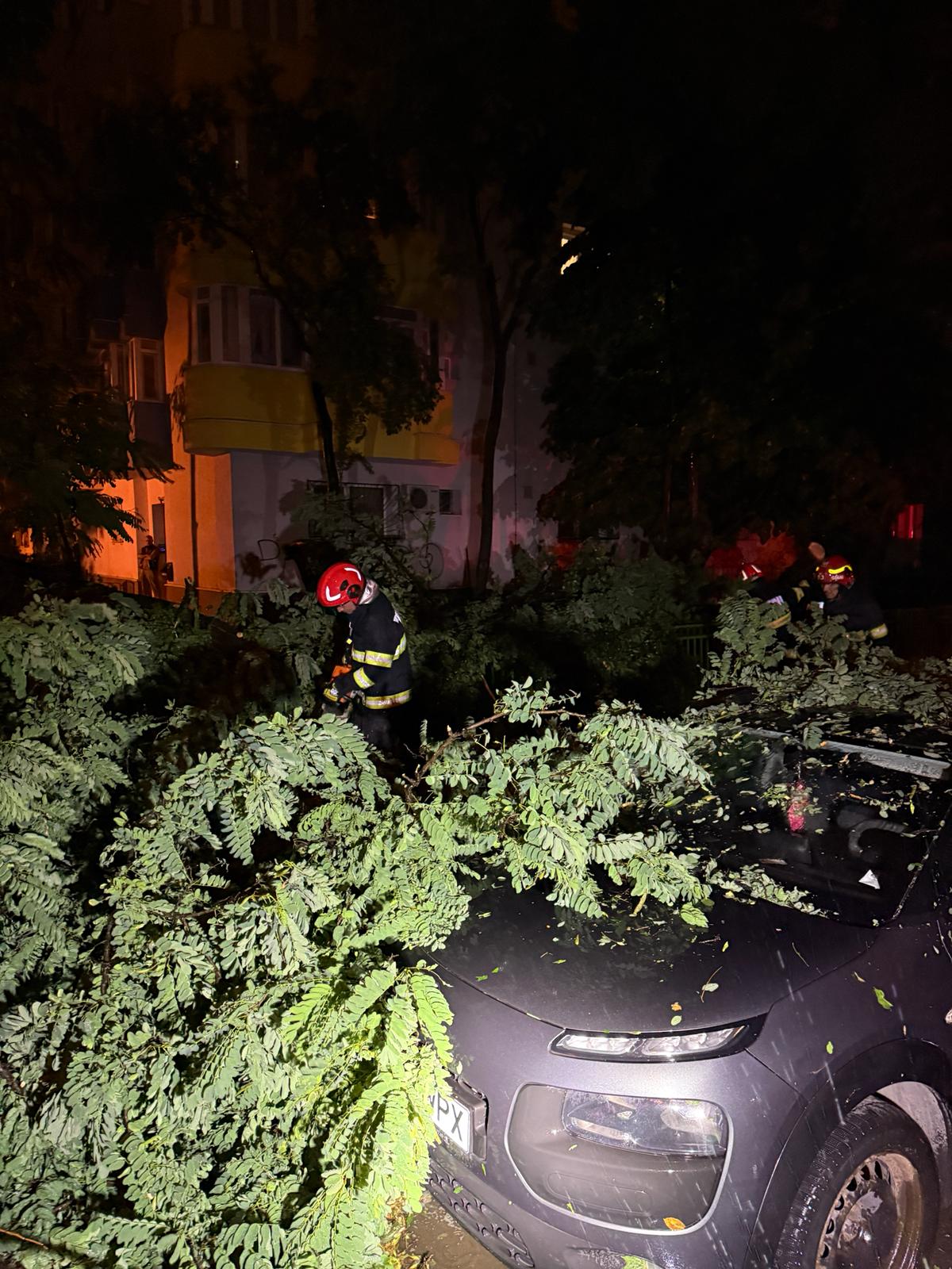 Haos in Bucuresti dupa furtuna Peste 1000 de interventii ale pompierilor in ultimele ore Statia de metrou Piata Victoriei 2 inchisa Pompierii au inotat pentru a interveni in Sectorul 1
